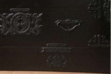 中古美品　遠野民芸家具　ケヤキ材　南部鉄器金具　上質な和の雰囲気漂う衣装箪笥(チェスト、引き出し、リビングボード)(定価約42万円)