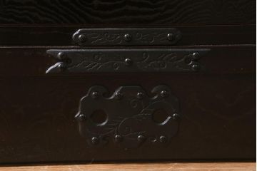 中古美品　遠野民芸家具　ケヤキ材　南部鉄器金具　上質な和の雰囲気漂う衣装箪笥(チェスト、引き出し、リビングボード)(定価約42万円)