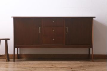 ヴィンテージ家具　Vanson　チーク材　北欧スタイルにもぴったりなイギリスビンテージのサイドボード(リビングボード)(R-042589)