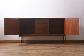 ヴィンテージ家具　Vanson　チーク材　北欧スタイルにもぴったりなイギリスビンテージのサイドボード(リビングボード)(R-042589)