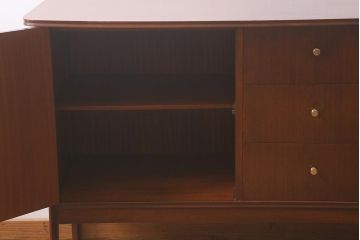 ヴィンテージ家具　Vanson　チーク材　北欧スタイルにもぴったりなイギリスビンテージのサイドボード(リビングボード)(R-042589)