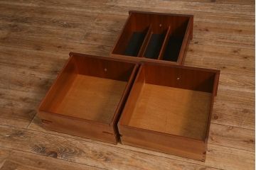 ヴィンテージ家具　Vanson　チーク材　北欧スタイルにもぴったりなイギリスビンテージのサイドボード(リビングボード)(R-042589)