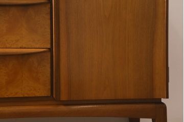 ヴィンテージ家具　McIntosh(マッキントッシュ)　バーズアイ(鳥眼杢)　高級感漂うメープル材製の珍しいサイドボード(リビングボード、ビンテージ)(R-042594)