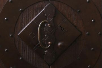 アンティーク家具　和製アンティーク　明治期　総桐材　上手物　銅金具　新潟産　観音扉　十字金具　重ね箪笥(時代箪笥、衣装箪笥、古箪笥、桐箪笥、桐たんす)(R-042597)