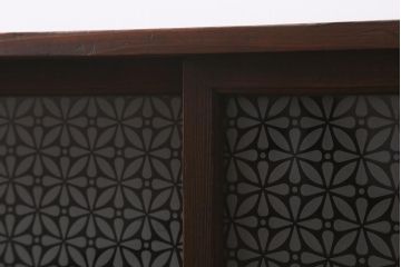アンティーク家具　和製アンティーク　大正期　当店オリジナルガラス・花菱文様　レトロな佇まいの小ぶりな戸棚(収納棚、戸棚、茶棚)(R-042602)