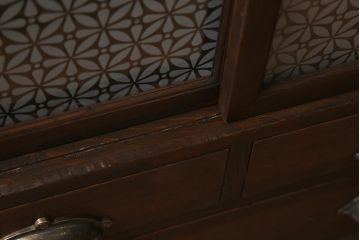 アンティーク家具　和製アンティーク　大正期　当店オリジナルガラス・花菱文様　レトロな佇まいの小ぶりな戸棚(収納棚、戸棚、茶棚)(R-042602)