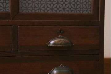 アンティーク家具　和製アンティーク　大正期　当店オリジナルガラス・花菱文様　レトロな佇まいの小ぶりな戸棚(収納棚、戸棚、茶棚)(R-042602)