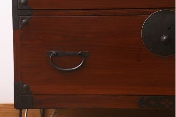 アンティーク家具　鉄脚付リメイク　漆塗りと丸金具が存在感を放つ箪笥ローボード(テレビ台、衣装箪笥、リビングボード、チェスト、引き出し)(R-042603)
