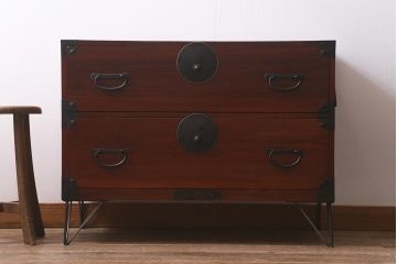アンティーク家具　鉄脚付リメイク　漆塗りと丸金具が存在感を放つ箪笥ローボード(テレビ台、衣装箪笥、リビングボード、チェスト、引き出し)(R-042603)