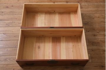 アンティーク家具　鉄脚付リメイク　漆塗りと丸金具が存在感を放つ箪笥ローボード(テレビ台、衣装箪笥、リビングボード、チェスト、引き出し)(R-042603)