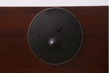 アンティーク家具　鉄脚付リメイク　漆塗りと丸金具が存在感を放つ箪笥ローボード(テレビ台、衣装箪笥、リビングボード、チェスト、引き出し)(R-042603)