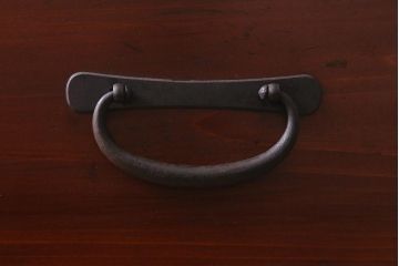 アンティーク家具　鉄脚付リメイク　漆塗りと丸金具が存在感を放つ箪笥ローボード(テレビ台、衣装箪笥、リビングボード、チェスト、引き出し)(R-042603)
