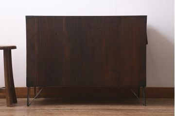 アンティーク家具　鉄脚付リメイク　漆塗りと丸金具が存在感を放つ箪笥ローボード(テレビ台、衣装箪笥、リビングボード、チェスト、引き出し)(R-042603)