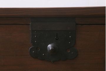 アンティーク家具　和製アンティーク　鉄脚リメイク　大きな蛭手が目を引く箪笥ローボード(テレビ台、衣装箪笥、チェスト、引き出し、リビングボード)(R-042604)