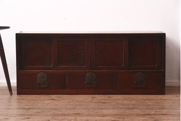 アンティーク家具　和製アンティーク　前面ケヤキ材　漆塗り　赤味がかった色合いが上品なローボード(テレビ台、収納棚、戸棚)(R-042605)