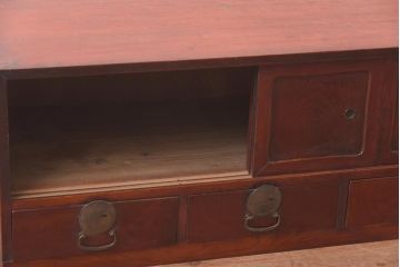 アンティーク家具　和製アンティーク　前面ケヤキ材　漆塗り　赤味がかった色合いが上品なローボード(テレビ台、収納棚、戸棚)(R-042605)