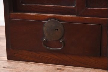 アンティーク家具　和製アンティーク　前面ケヤキ材　漆塗り　赤味がかった色合いが上品なローボード(テレビ台、収納棚、戸棚)(R-042605)