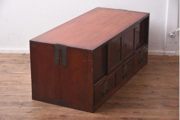 アンティーク家具　和製アンティーク　前面ケヤキ材　漆塗り　赤味がかった色合いが上品なローボード(テレビ台、収納棚、戸棚)(R-042605)