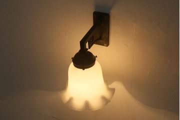 アンティーク照明　昭和初期　レトロな雰囲気が高まるフリルシェードのウォールランプ(壁掛け照明、ブラケットライト)(R-042614)