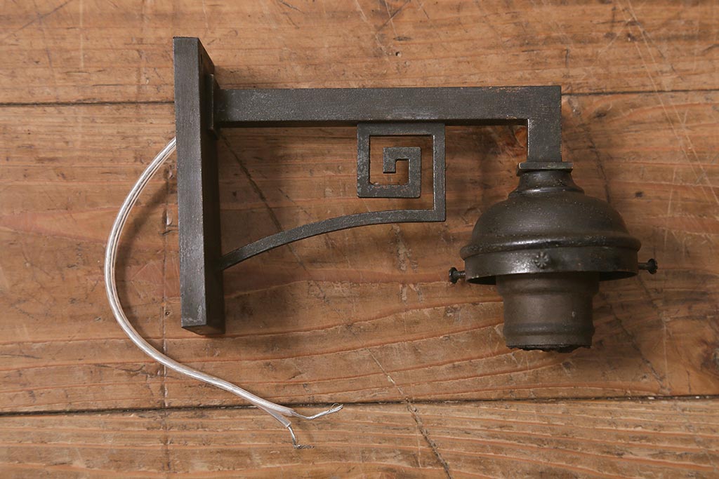 アンティーク照明　昭和初期　レトロな雰囲気が高まるフリルシェードのウォールランプ(壁掛け照明、ブラケットライト)(R-042614)