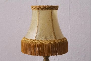 ヴィンテージ照明　真鍮製　愛らしい子供が印象的なテーブルランプ(デスクライト、卓上照明、ビンテージ)(R-042616)