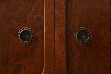 アンティーク家具　前面欅(ケヤキ)材　玉杢　倹飩扉付　漆塗りが美しい茶箪笥(戸棚、収納棚)(R-042619)