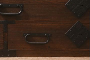 アンティーク家具　明治期　新潟産　上手物!　総桐材　金具が立派な刀箪笥(箪笥ローボード、ローチェスト、引き出し、桐箪笥、桐たんす)(R-042620)
