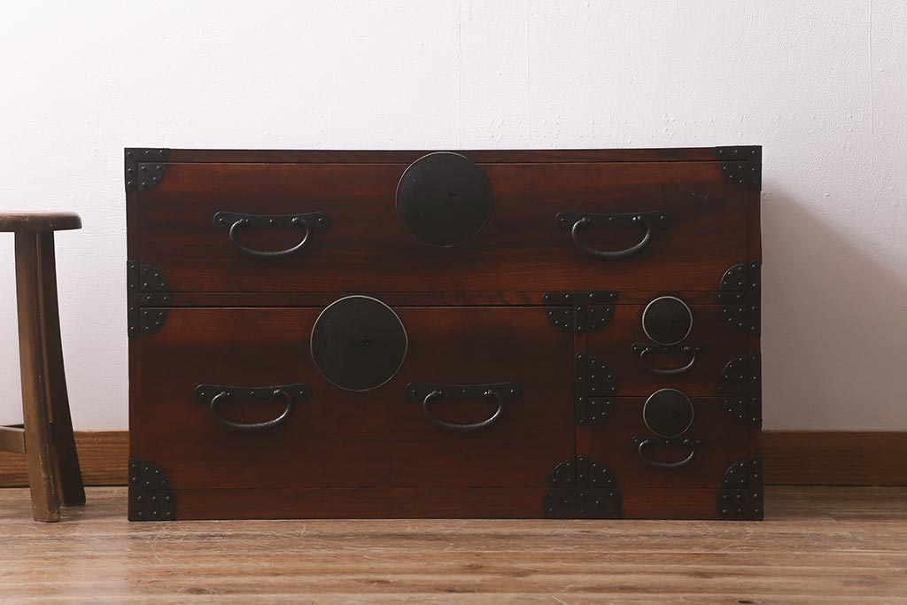 アンティーク家具　和製アンティーク　前面欅材・内部桐材　漆塗り　時代箪笥ローチェスト(ローボード、引き出し、タンス)(R-042621)