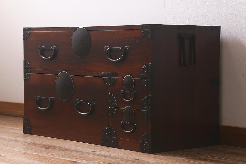 アンティーク家具　和製アンティーク　前面欅材・内部桐材　漆塗り　時代箪笥ローチェスト(ローボード、引き出し、タンス)(R-042621)