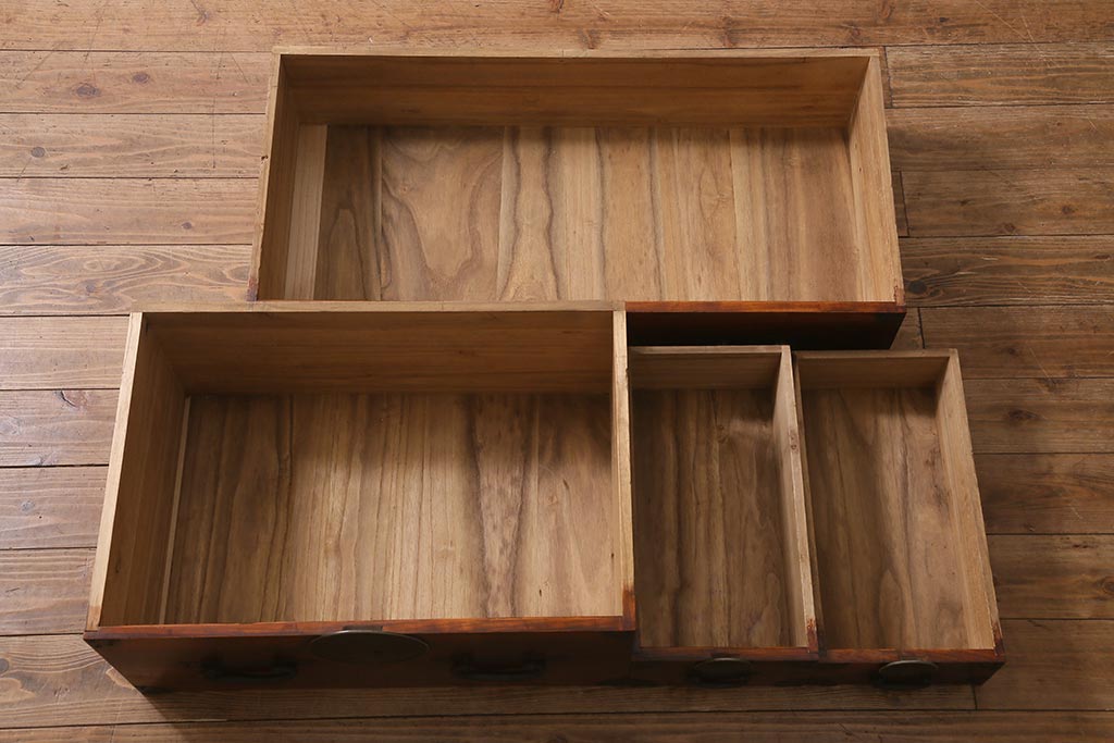 アンティーク家具　和製アンティーク　前面欅材・内部桐材　漆塗り　時代箪笥ローチェスト(ローボード、引き出し、タンス)(R-042621)