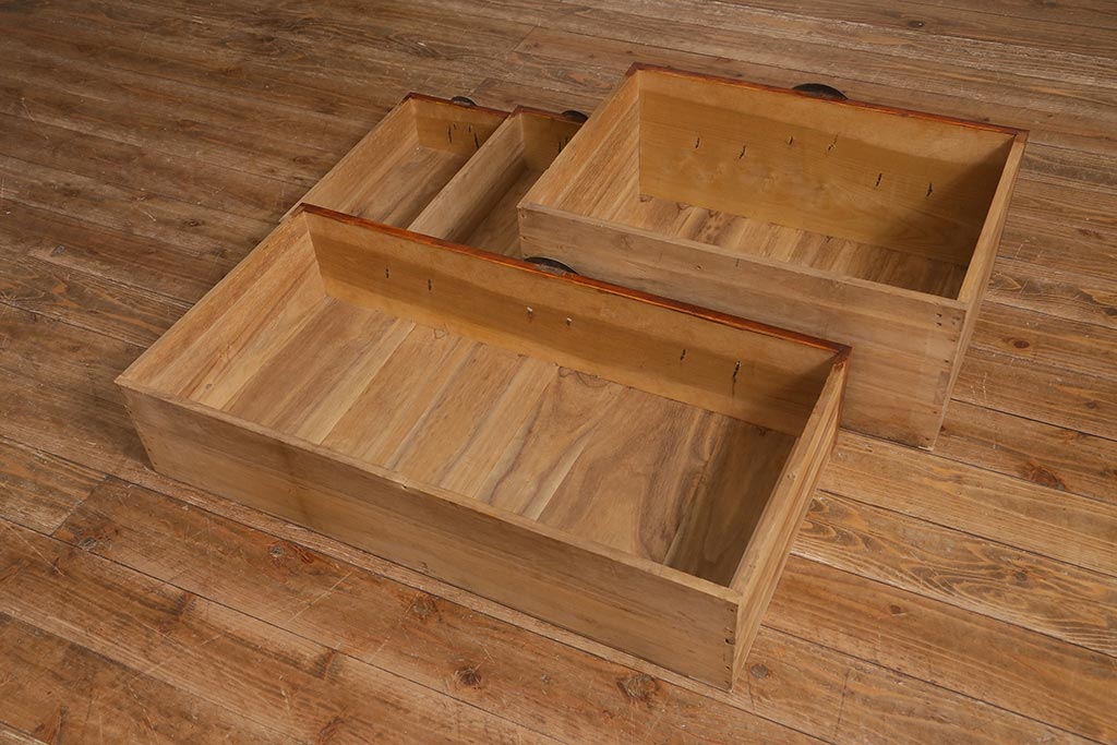 アンティーク家具　和製アンティーク　前面欅材・内部桐材　漆塗り　時代箪笥ローチェスト(ローボード、引き出し、タンス)(R-042621)