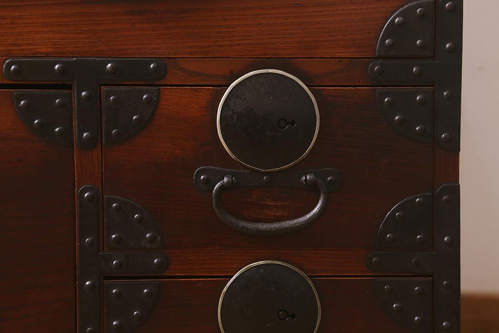 アンティーク家具　和製アンティーク　前面欅材・内部桐材　漆塗り　時代箪笥ローチェスト(ローボード、引き出し、タンス)(R-042621)