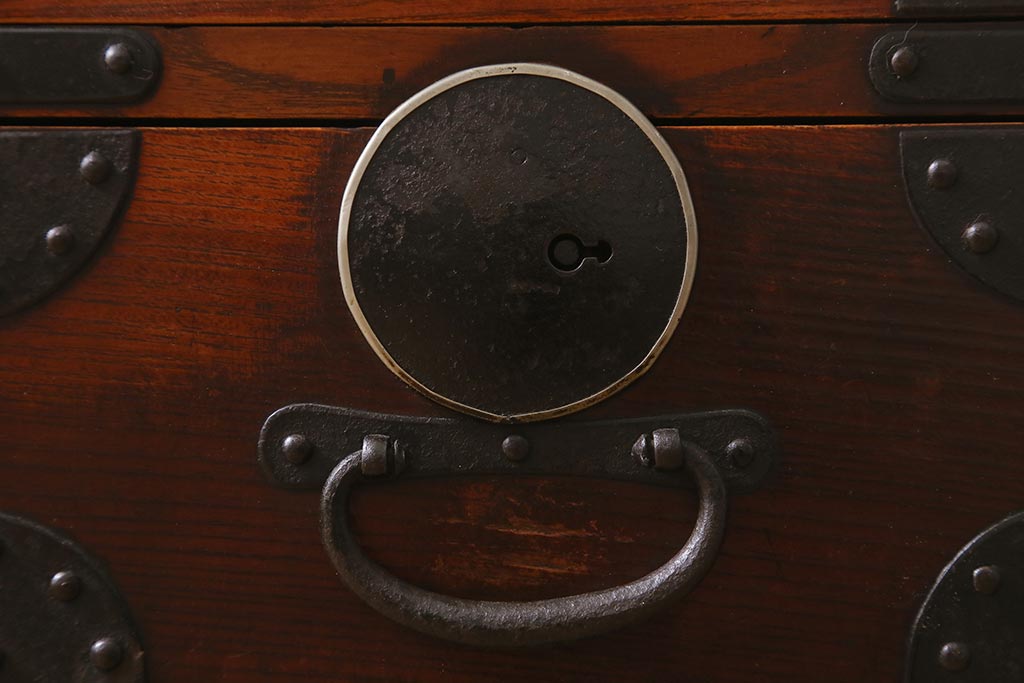 アンティーク家具　和製アンティーク　前面欅材・内部桐材　漆塗り　時代箪笥ローチェスト(ローボード、引き出し、タンス)(R-042621)