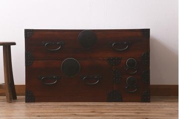 アンティーク家具　和製アンティーク　前面欅材・内部桐材　漆塗り　時代箪笥ローチェスト(ローボード、引き出し、タンス)(R-042621)