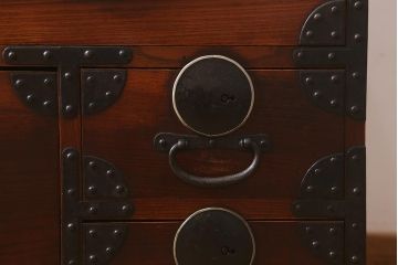 アンティーク家具　和製アンティーク　前面欅材・内部桐材　漆塗り　時代箪笥ローチェスト(ローボード、引き出し、タンス)(R-042621)