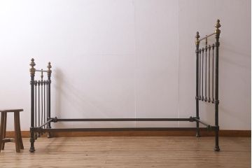 アンティーク家具　フランスアンティーク　シングルサイズ　真鍮　お洒落なアイアンベッドフレーム(R-042622)