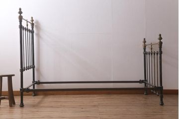 アンティーク家具　フランスアンティーク　シングルサイズ　真鍮　お洒落なアイアンベッドフレーム(R-042622)