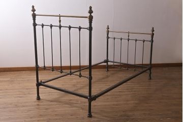 アンティーク家具　フランスアンティーク　シングルサイズ　真鍮　お洒落なアイアンベッドフレーム(R-042622)