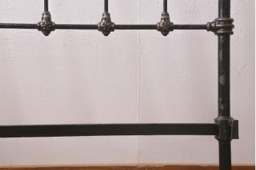 アンティーク家具　フランスアンティーク　シングルサイズ　真鍮　お洒落なアイアンベッドフレーム(R-042622)