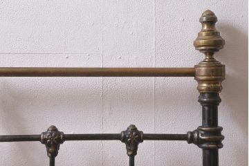アンティーク家具　フランスアンティーク　シングルサイズ　真鍮　お洒落なアイアンベッドフレーム(R-042622)