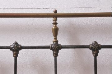 アンティーク家具　フランスアンティーク　シングルサイズ　真鍮　お洒落なアイアンベッドフレーム(R-042622)