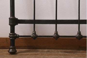 アンティーク家具　フランスアンティーク　シングルサイズ　真鍮　お洒落なアイアンベッドフレーム(R-042622)