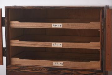アンティーク家具　ケヤキ・桐・黒柿材　衣装盆付き　上手物の重ね衣装箪笥(和服箪笥、着物箪笥、収納箪笥、キャビネット)(R-042623)