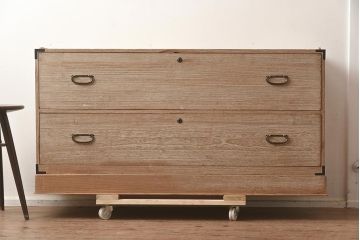 レトロ家具　昭和中期　桐材　引き出し2杯 シンプルな衣装箪笥(和タンス、ローチェスト、テレビ台、桐箪笥、桐たんす)(R-042624)