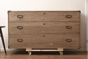 レトロ家具　昭和中期　桐材　引き出し3杯 シンプルな衣装箪笥(和タンス、ローチェスト、テレビ台、桐箪笥、桐たんす)(R-042626)