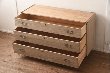 レトロ家具　昭和中期　桐材　引き出し3杯 シンプルな衣装箪笥(和タンス、ローチェスト、テレビ台、桐箪笥、桐たんす)(R-042626)