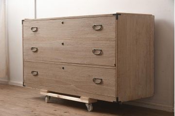 レトロ家具　昭和中期　桐材　引き出し3杯 シンプルな衣装箪笥(和タンス、ローチェスト、テレビ台、桐箪笥、桐たんす)(R-042626)