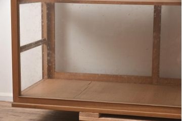 レトロ家具　シンプルなデザインが取り入れやすい昭和レトロなガラスケース(ショーケース、陳列棚)(R-042627)