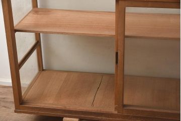 レトロ家具　シンプルなデザインが取り入れやすい昭和レトロなガラスケース(ショーケース、陳列棚)(R-042627)