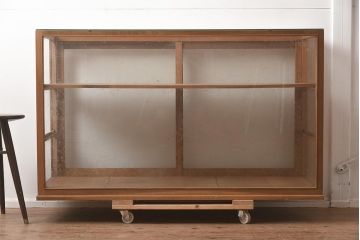 レトロ家具　シンプルなデザインが取り入れやすい昭和レトロなガラスケース(ショーケース、陳列棚)(R-042627)